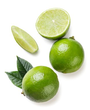 Yapraklı kireç, yarım ve parça yakın plan beyaz arka plan. Üst görünüm