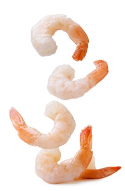 Pişmiş karides, beyaz arka planda yakın plan çekimde servis edilir. İzole edilmiş