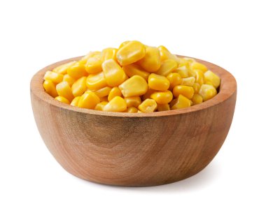 Beyaz arka planda tahta bir tabakta konserve mısır. İzole edilmiş