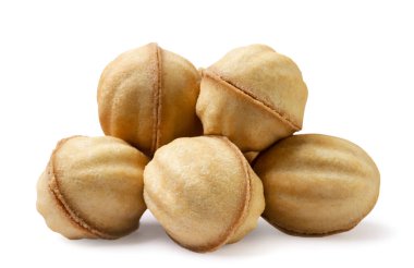 Beyaz arka planda yakın plan fındık şekilli kurabiye yığını. İzole edilmiş