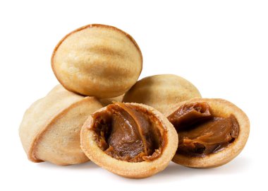 Kurabiyeler fındık ve yarımlar şeklinde ve beyaz arka planda yakın çekim doldurulmuş. İzole edilmiş