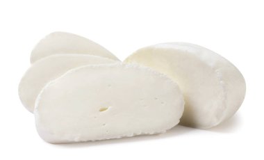 Mozzarella peyniri beyaz arka planda parçalara ayrılmış. İzole edilmiş