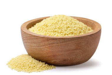 Tahta bir tabakta kuskus ve beyaz bir arka plana yakın plan serpiştirilmiş. İzole edilmiş