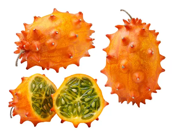 Beyaz arka planda yarım porsiyon kiwano seti. İzole edilmiş