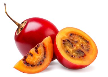 Tamarillo, yarım ve yakın plan beyaz arka plan. İzole edilmiş