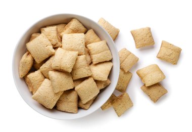 Bir tabakta mısır gevreği ve beyaz arka planda yakın çekim. Üst görünüm