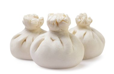 Beyaz arka planda ham khinkali yakın plan. İzole edilmiş