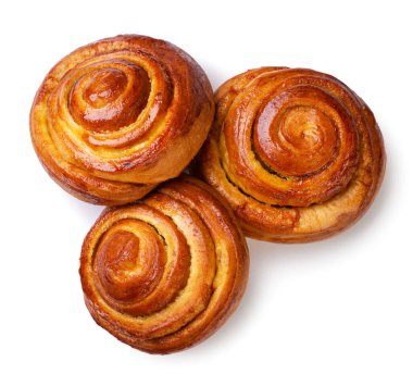 Beyaz arka planda üç çörek yuvarlanıyor. Üst görünüm.