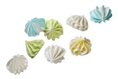 Beyaz arka planda çok renkli kremalar yakın planda uçar. İzole edilmiş