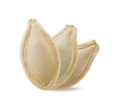 Beyaz arka planda üç kabak çekirdeği makrosu. İzole edilmiş