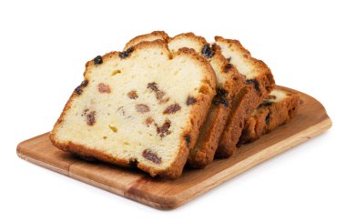 Kuru üzümlü kek beyaz arka planda yakın plan tahta üzerinde parçalara ayrılmış. İzole edilmiş