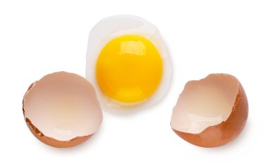 Kırık yumurta, yumurta sarısı ve kabuk kaplaması beyaz arka planda. Üst görünüm