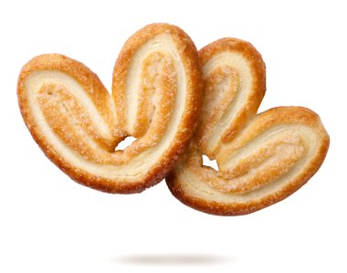 Kalp kurabiyeleri beyaz arka planda yakın planda uçuyor. İzole edilmiş