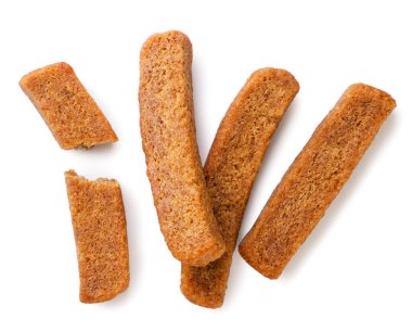 Çavdar ekmeği ve parçalar beyaz arka planda yakın plan. Üst görünüm