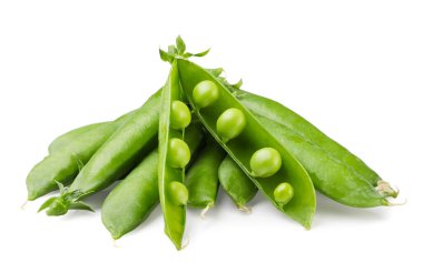 Beyaz arka planda bir yığın yeşil bezelye kabuğu. İzole edilmiş