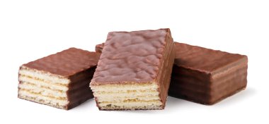 Çikolata kaplı gofretler ve beyaz arka planda yarım porsiyon gofretler. İzole edilmiş