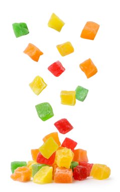 Şekerli meyveler beyaz bir arka planda yakın plan yığını üzerine düşüyor. İzole edilmiş