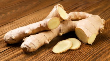 Ahşap arka planda kızıl parçalar..