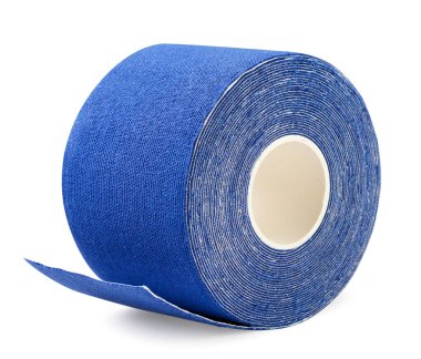 Kinesio beyaz arka planda yakın plan görüntüsü. Terapi bandı izole edildi.