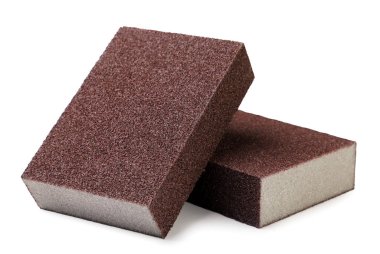 Beyaz arka planda iki tane zımparalama süngeri var. İzole edilmiş