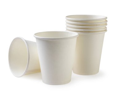 Plastik bardaklar beyaz arka planda. İzole edilmiş