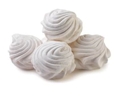 Beyaz arka planda yakın plan şekerlemeler yığını. İzole edilmiş