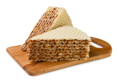 Tahta bir tahta üzerinde beyaz arka planda pofuduk waffle keki. İzole edilmiş