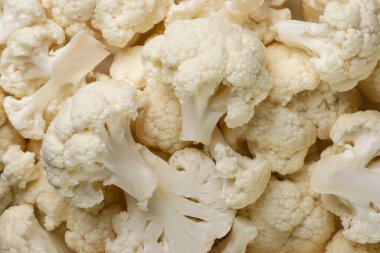 Karnabahar parçaları yakın plan, arka plan. Üst görünüm