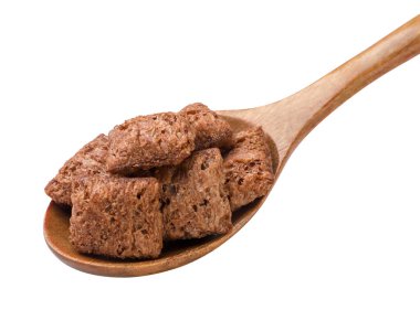 Tahta bir kaşıkta mısır gevreği beyaz bir arka planda yakın plan. İzole edilmiş