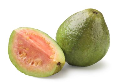 Guava meyvesi ve beyaz arka planda yakın plan kesim. İzole edilmiş