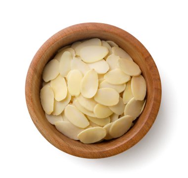 Tahta tabakta badem tanecikleri var. Beyaz arka planda yakın plan. Üst görünüm