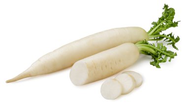 Daikon turpu ve beyaz arka planda yakın plan dilimleri. İzole edilmiş