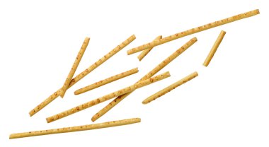 Simit çubukları beyaz arka planda yakın planda uçuyor. İzole edilmiş