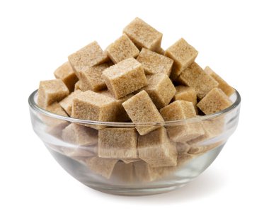 Beyaz arka planda cam kaplama içinde kahverengi şeker küpleri yığını. İzole edilmiş