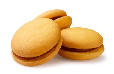 Beyaz arka planda kremalı yuvarlak sandviç kurabiyeleri. Bisküviler izole edildi