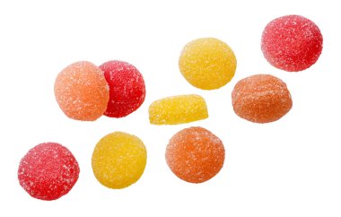 Beyaz arka planda yakın planda uçuşan marmelatlı şekerler. İzole edilmiş