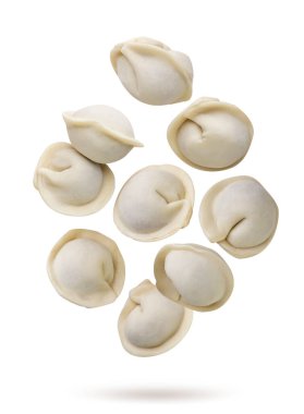 Etli börekler beyaz arka planda yakın planda uçuyor. İzole edilmiş