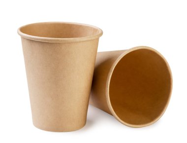 Kağıt bardaklar beyaz arka planda yakın plan. İzole edilmiş