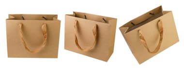 Farklı taraflarda sapları olan kağıt torbalar beyaz arka planda yakın plan. İzole edilmiş