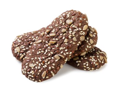 Beyaz arka planda susam tohumlu bir yığın çikolatalı kurabiye. İzole edilmiş