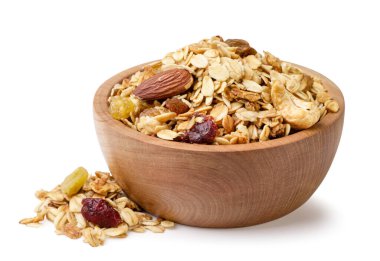 Beyaz bir arka plan üzerinde ahşap bir tabak yakın çekim fındık ile Granola. Izole