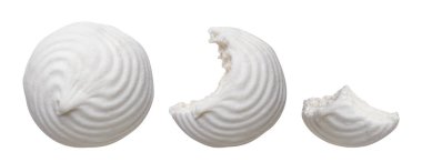 Yuvarlak şekerleme ve ısırılmış parçalar beyaz bir arka planda. Üst görünüm