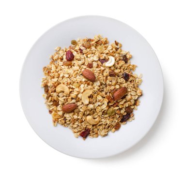 Beyaz arka planda yakın plan plakalı granola. Üst görünüm