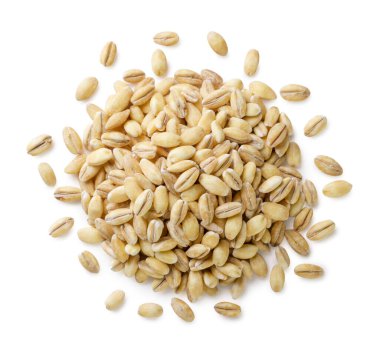 Beyaz arka planda bir yığın işlenmemiş inci arpa. Üst görünüm