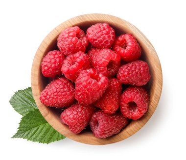 Ahşap bir tabakta ahududu ve beyaz arka planda yakın plan bırakır. Üst görünüm