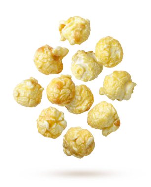 Karamelli patlamış mısır beyaz arka planda yakın planda uçuyor. İzole edilmiş