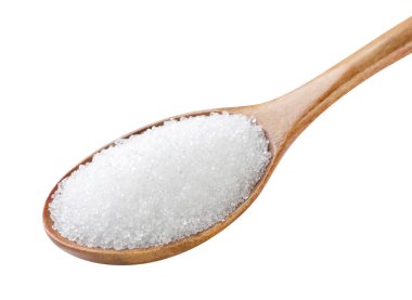 Beyaz arka planda tahta kaşıkta sitrik asit var. İzole edilmiş