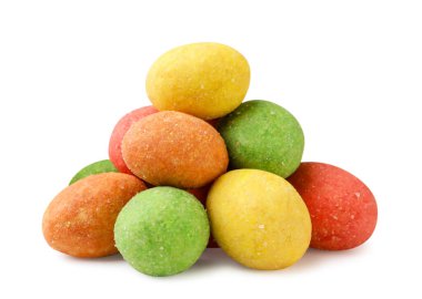 Beyaz arka planda yakın plan renkli wasabi fıstığı yığını. İzole edilmiş