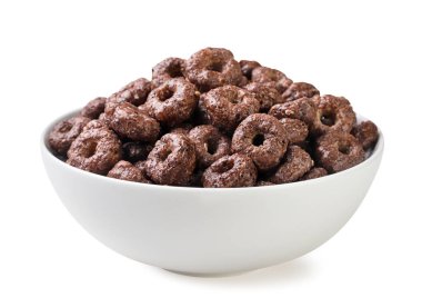 Beyaz arka planda yakın plan çikolatalı mısır halkaları. İzole edilmiş