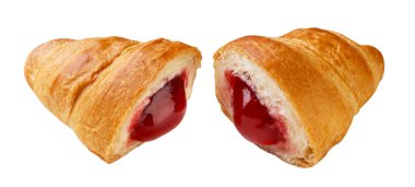 Beyaz arka planda reçel kaplı iki parça kruvasan. İzole edilmiş